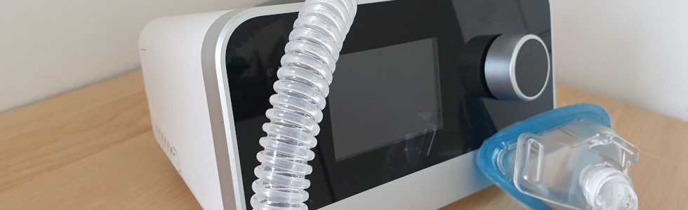 Ein Gerät aus dem CPAP Shop für die Beatmung des Patienten bei Schlafapnoe