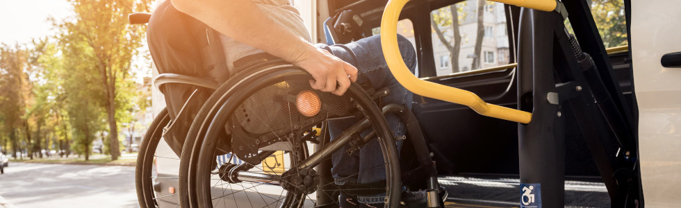 Ein Mann nutzt ein Anti Dekubitus Rollstuhlkissen