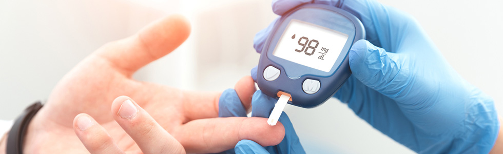 Eine Person nutzt Diabetes-Zubehör, um den Blutzuckerspiegel zu messen