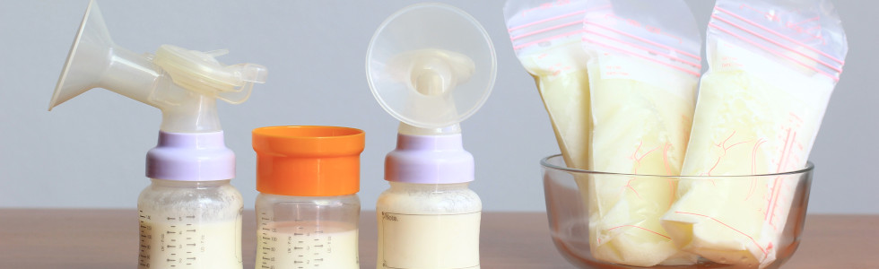 Babybedarf und Milchpumpen liegen auf einem Tisch
