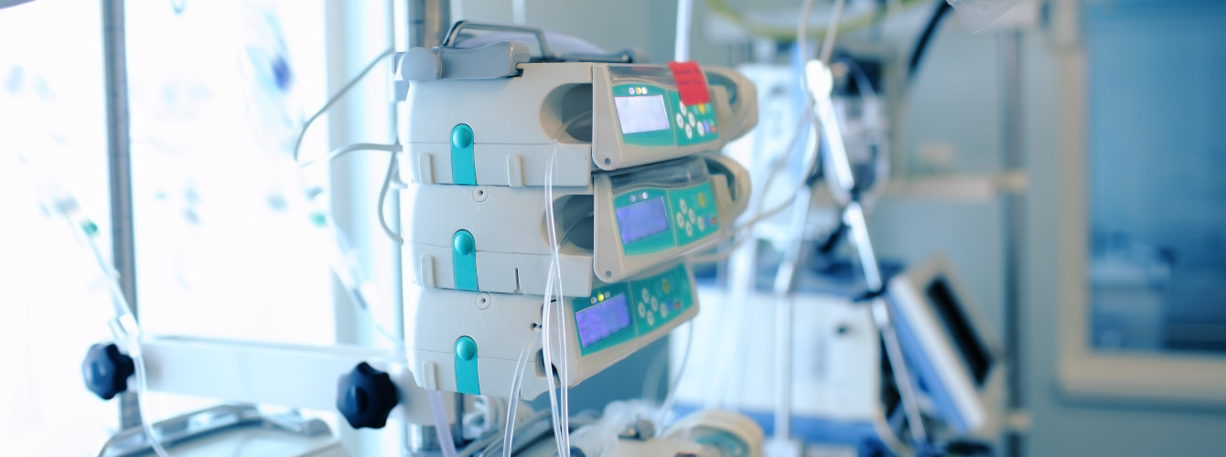 Drei Perfusoren stehen übereinander in einem Krankenhaus