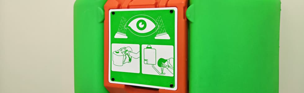 Eine grüne Wandbox für die Augenspülung