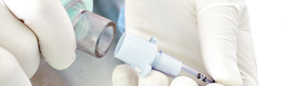 Ein Arzt bereitet eine Tubusverlängerung vor