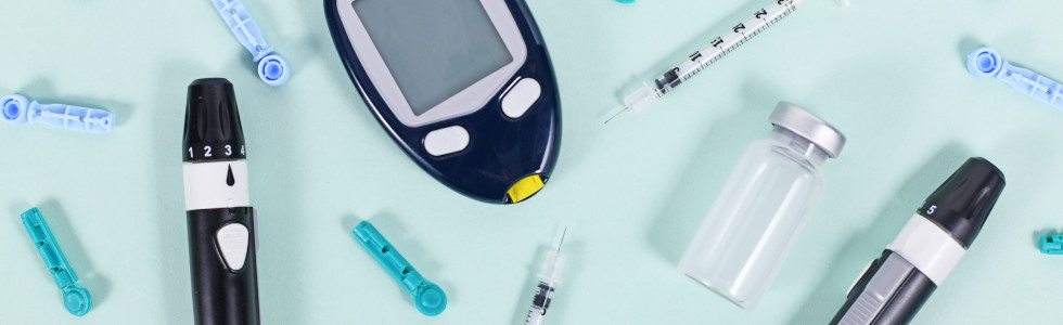 Utensilien für Diabetes, wie Insulinpens, Blutzuckermessgerät und Teststreifen passen optimal in Taschen für Plegedienste und Diabetiker