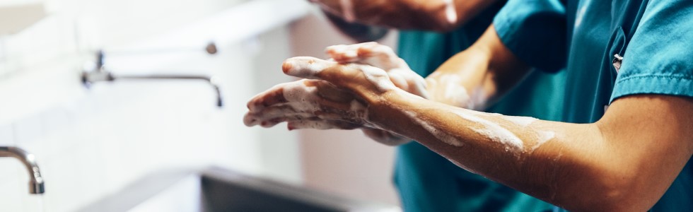 Ärzte waschen sich die Hände mit Seife – sie nutzen Artikel für die medizinische Reinigung und Pflege
