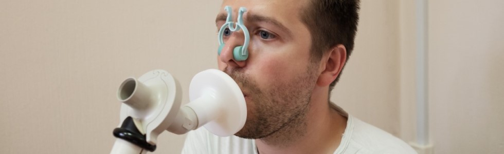 Ein Mann prüft mit der Spirometrie seine Atemfunktion