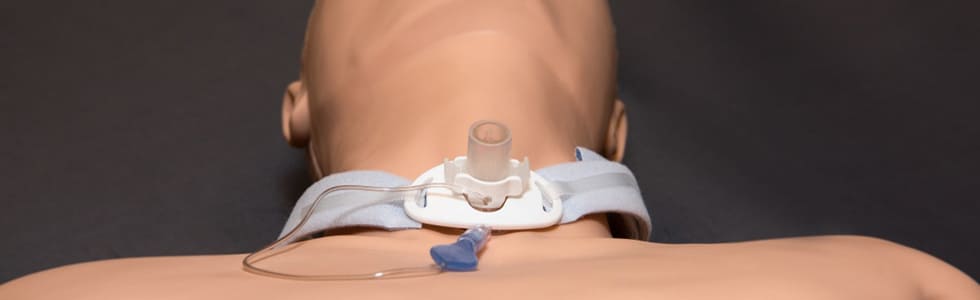 Eine Puppe zur Übung eines Luftröhrenschnitts der mit Koniotomiebesteck durchgeführt wird