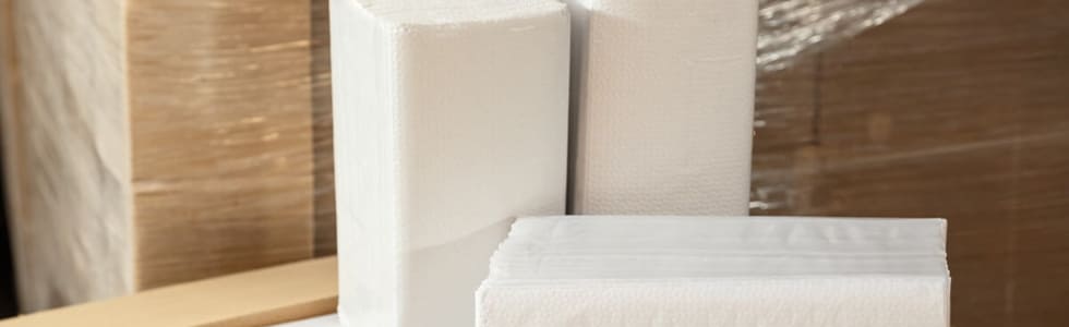 Papierhandtücher für den alltäglichen Gebrauch liegen in einer Kiste zum Versand bereit