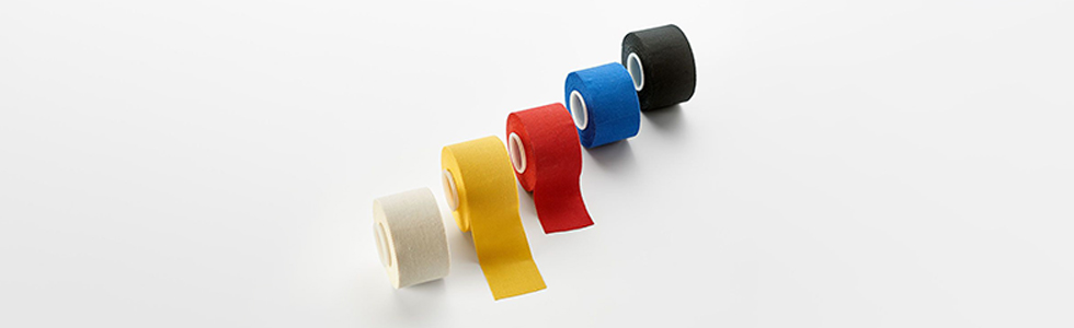 Verschieden farbige miro-tape Pflasterbinden mit den Maßen 10 m x 3,75 cm nebeneinander aufgereiht, die Sie als ein Variante von Kompressionsbinden kaufen können
