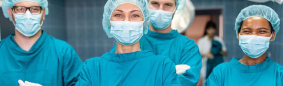 Ein Chirurgenteam ist mit OP-Bedarf in Form von Schutzkleidung ausgestattet
