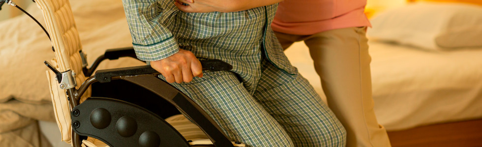 Eine Frau nutzt ein Anti Dekubitus Rollstuhlkissen für die Pflege