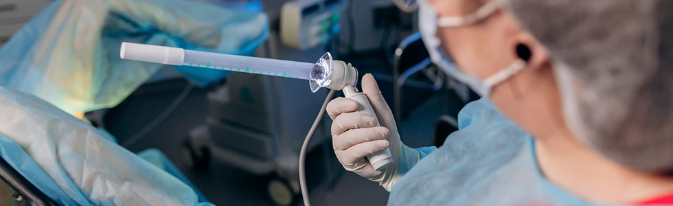Eine Ärztin nutzt proktologische Instrumente für eine Operation