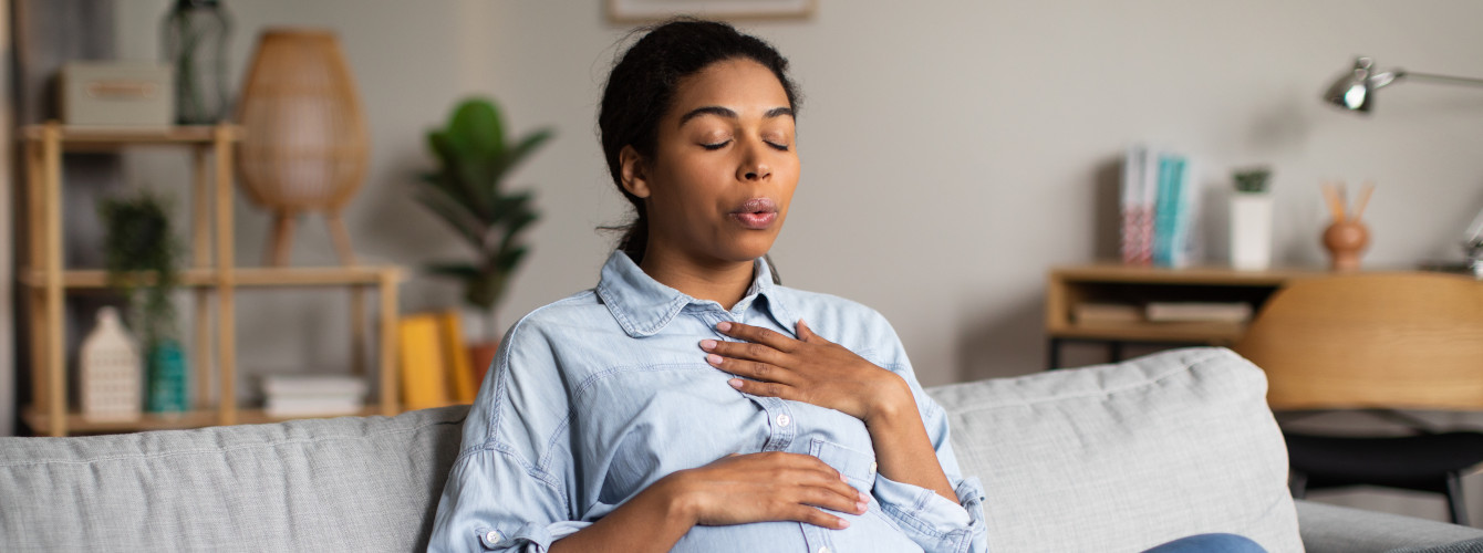 Eine Frau behandelt ihre Hyperventilation mit Atemübungen