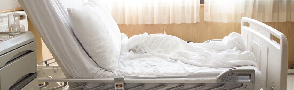 Ein Krankenbett ist mit Dekubitusprophylaxe Hilfsmittel ausgestattet
