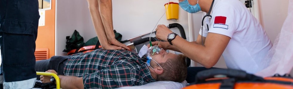 Zwei Sanitäter nutzen bei der Patientenversorgung eine manuelle Absaugpumpe