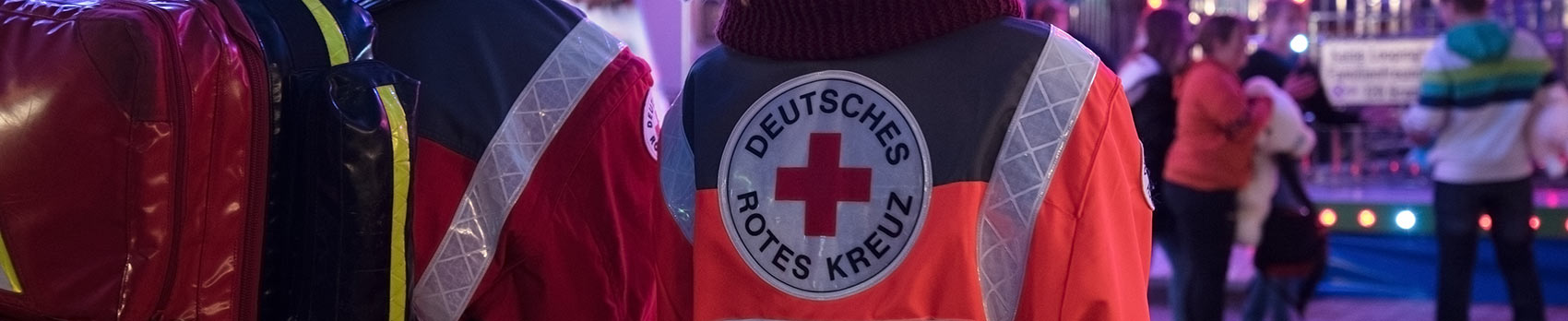 Rettungsdienst ist auf einer Veranstaltung mit einem Notfallrucksack unterwegs