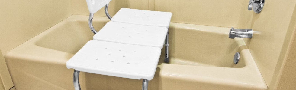 Ein Badewannensitz als WC Hilfsmittel steht in der Badewanne