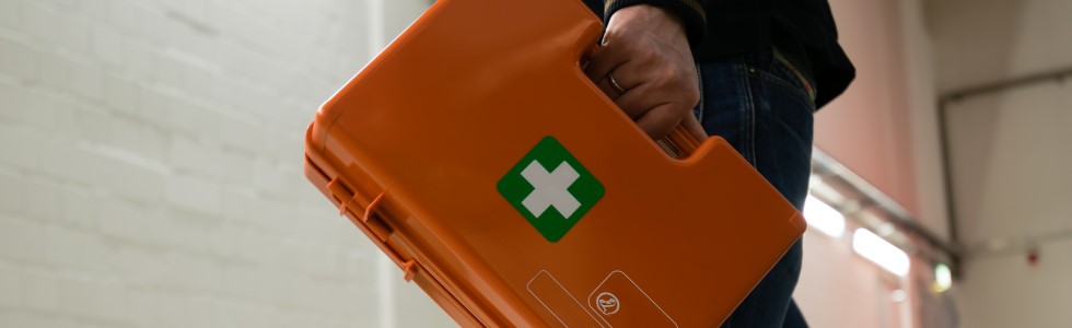 Ein Mann trägt medizinische Notfallausrüstung für die Erste Hilfe bei sich