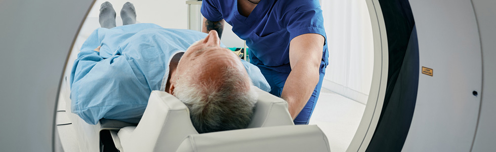 Ein Mann wird in ein CT geschoben - die Ärzte müssen Röntgenzubehör kaufen