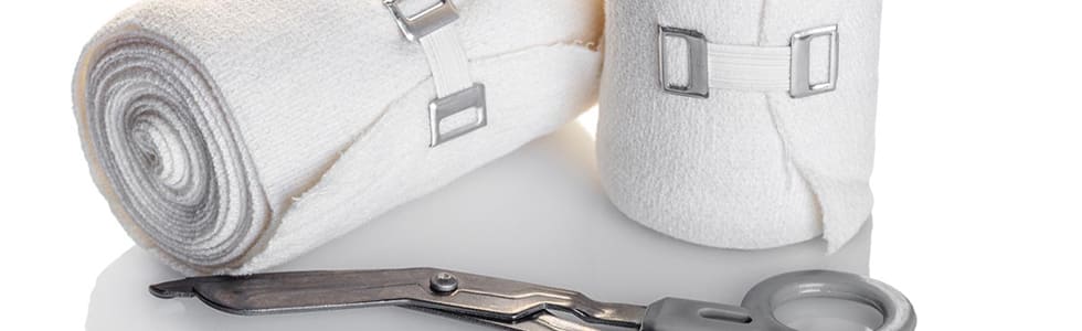Verbandszeug und Verbandsschere – eine Notfalltasche enthält je nach DIN-Norm unterschiedliches Material
