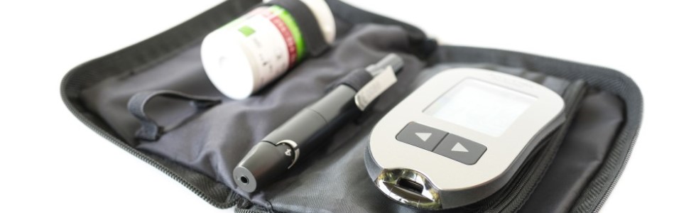 Eine geöffnete Diabetiker-Tasche mit Blut Test Kit 