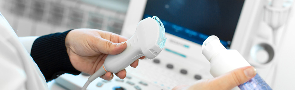 Eine Ärztin bereitet Ultraschall Zubehör für die Untersuchung vor