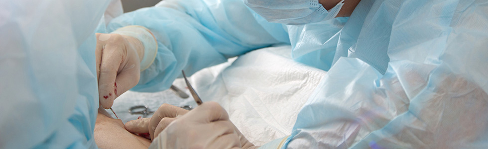 Ein Chirurg nutzt einen Wundhaken