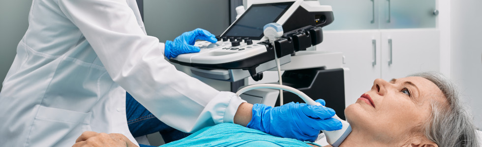 Eine Ärztin führt während der fachspezifischen Diagnostik eine Ultraschalluntersuchung durch