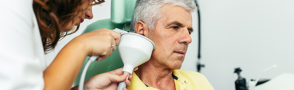 Eine Ärztin nutzt Ohrspülgeräte