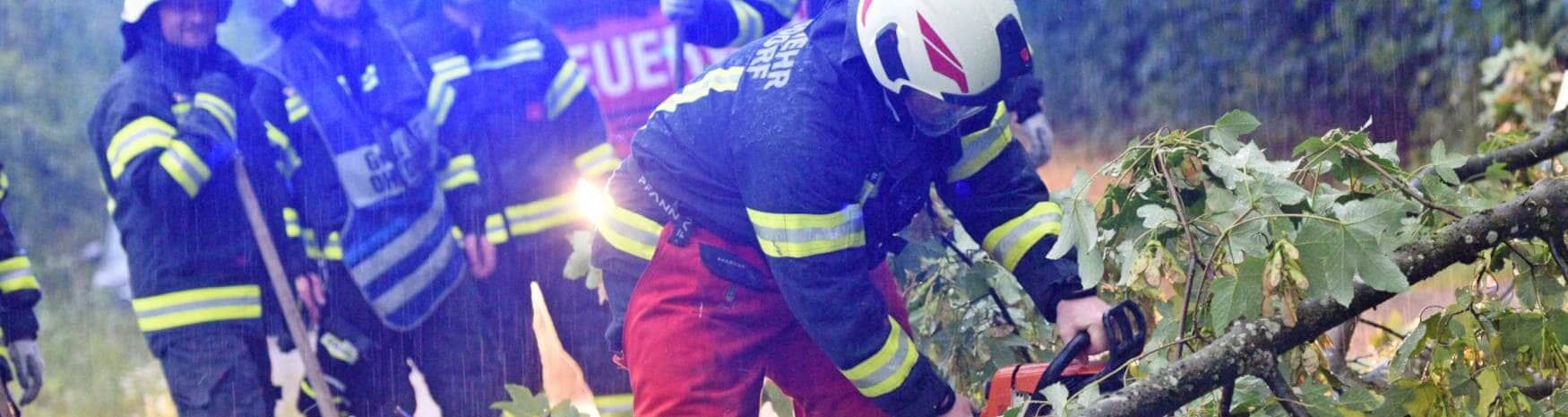 Feuerwehrmänner im Einsatz – ein gefüllter Rettungsdienst Holster ist stets griffbereit