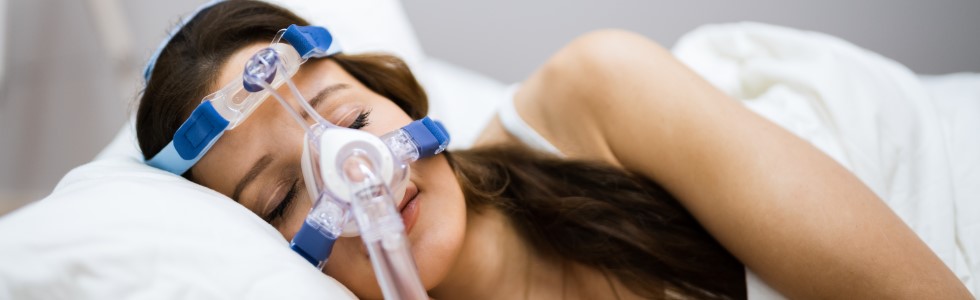 Eine Frau während der CPAP Therapie