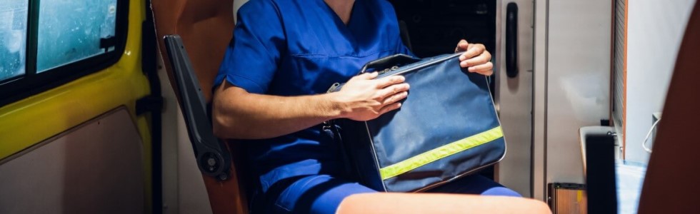 Ein Arzt ist auf einem mobilen Einsatz – eine Arzttasche hilft bei der Organisation
