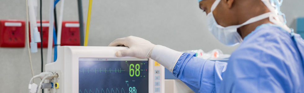 Ein Arzt überprüft ein EKG-Gerät im Rahmen der fachspezifischen Diagnostik