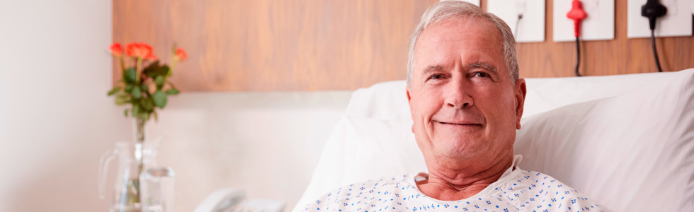 Ein bettlägeriger Patient im Krankenhaus – mit einer Antidekubitusmatratze wird ein erhöhter Komfort gewährleistet