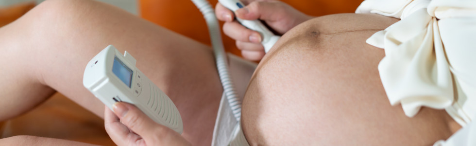 Eine Frau nutzt einen Fetal Doppler zur Untersuchung