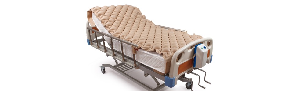 Dekubitusprophylaxe Hilfsmittel mit Wechseldrucksystem liegen auf einem Krankenbett