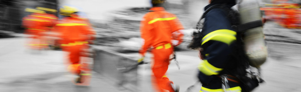 Rettungskräfte im Einsatz – sie nutzen Schienungsmaterial für den Rettungsdienst