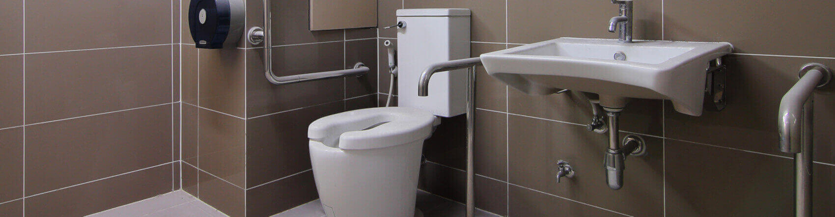 Ein Badezimmer ist mit einer Toilettensitzerhöhung